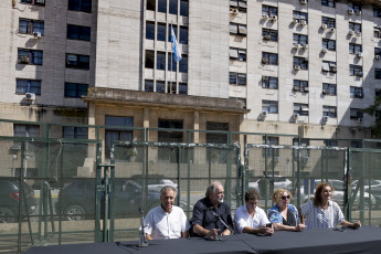 Buenos Aires, Argentina.- En las fotos tomadas el 15 de febrero del 2024, el líder del Polo Obrero (PO), Eduardo Belliboni (2do izquierda), denunció al presidente Javier Milei por los presuntos delitos de intimidación pública, incitación a la violencia colectiva y amenazas, a raíz de un posteo del primer mandatario en redes sociales que aludió a su persona como "detectado" junto a la frase "casta a la vista".