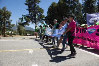 Río Negro, Argentina.- En las fotos tomadas el 14 de febrero del 2024, organizaciones sociales, gremiales y políticas inician la octava edición de la denominada Marcha por la Soberanía del Lago Escondido, ubicado en la provincia de Río Negro, en "defensa de la soberanía nacional" y en rechazo a la derogación de la ley de tierras.