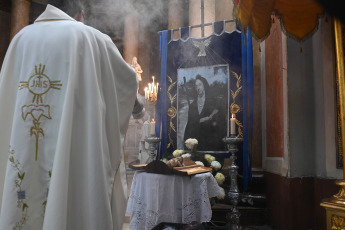 Buenos Aires, Argentina.- En las fotos tomadas el 11 de febrero del 2024, cientos de fieles participaron de una misa en la basílica de Nuestra Señora de la Piedad, ubicada en el barrio porteño de San Nicolás, en la que realizaron veneración de reliquias y una procesión con la imagen de María Antonia de San José de Paz y Figueroa, conocida como Mama Antula, quien fue convertida este domingo en la primera santa argentina.