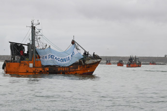 Chubut, Argentina.- En las fotos tomadas el 26 de febrero del 2024, 52 barcos de la flota pesquera reclaman de Rawson en apoyo al gobernador de Chubut, Ignacio Torres, quien lanzó una amenaza a la Nación por el freno del envío de los fondos de la coparticipación federal. La provincia patagónica reclama la retención ilegal de $13.500 millones y amenaza con cortar la provisión de crudo y gas.