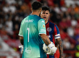 Buenos Aires, Argentina.- En la fotografía tomada el 24 de febrero de 2024 en Ciudad Autónoma de Buenos Aires en el Estadio Tomás Adolfo Ducó, se observan escenas del partido disputado entre Huracán y San Lorenzo. El resultado del partido fue 0 a 0, en la fecha 7 de la Liga Profesional de Fútbol argentino.