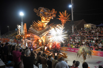 Gualeguaychú, Argentina.- En las fotos tomadas el 1 de febrero del 2024, muestra la nueva edición del carnaval de Gualeguaychú, que comenzó el 6 de enero y se extiende hasta el 24 de febrero. Cuatro comparsas recorrieron los 500 metros de pasarela al aire libre desplegados a lo largo de la antigua estación de tren, convertida ahora en el corsódromo Jose Luis Gestro, y se disputan el premio a la mejor del año.