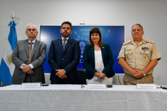 Buenos Aires, Argentina.- En las fotos tomadas el 8 de febrero del 2024, la ministra de Seguridad, Patricia Bullrich (2da derecha), presentó el protocolo para uso de armas de fuego para las fuerzas federales, pero por ahora sólo se aplicará a la Prefectura Naval. En conferencia de prensa, la ministra de Seguridad anunció que Prefectura Naval podrá usar todo tipo de armas para dejar de estar en una "situación desventajosa en el patrullaje de ríos", como primer paso para el restablecimiento del reglamento general que regirá próximamente para todos los miembros de las fuerzas federales de seguridad.