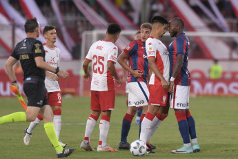 Buenos Aires, Argentina.- En la fotografía tomada el 24 de febrero de 2024 en Ciudad Autónoma de Buenos Aires en el Estadio Tomás Adolfo Ducó, se observan escenas del partido disputado entre Huracán y San Lorenzo. El resultado del partido fue 0 a 0, en la fecha 7 de la Liga Profesional de Fútbol argentino.