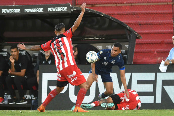 Buenos Aires, Argentina.- En las fotos tomadas el 19 de febrero del 2024, Barracas Central enfrenta a Talleres, por la fecha 6 del torneo Argentina - Copa LPF 2024 en el Estadio Tomás Ducó. Barracas superó 2-1 a Talleres. Los goles del partido para el local los anotaron Marco Iacobellis (1' 1T) y Maximiliano Zalazar (4' 2T). Mientras que el gol de visitante lo hizo Gastón Benavídez (31' 1T).