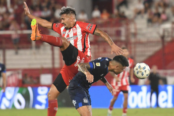 Buenos Aires, Argentina.- En las fotos tomadas el 19 de febrero del 2024, Barracas Central enfrenta a Talleres, por la fecha 6 del torneo Argentina - Copa LPF 2024 en el Estadio Tomás Ducó. Barracas superó 2-1 a Talleres. Los goles del partido para el local los anotaron Marco Iacobellis (1' 1T) y Maximiliano Zalazar (4' 2T). Mientras que el gol de visitante lo hizo Gastón Benavídez (31' 1T).