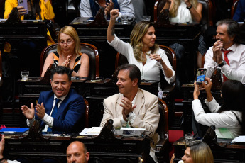 Buenos Aires, Argentina.- En las fotos tomadas el 2 de febrero del 2024, la Cámara de Diputados continuaba por tercer día consecutivo con el tratamiento del proyecto de ley "Bases". Con 144 votos a favor y 109 en contra, la polémica Ley Ómnibus, un amplio paquete de reformas que perdió más de la mitad de sus artículos, recibió una aprobación “en general” en la Cámara de Diputados, que volverá a sesionar el martes.