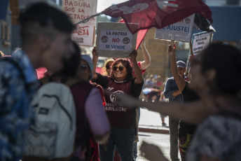 Bariloche, Argentina.- En las fotos tomadas el 31 de enero del 2024, organizaciones sociales y vecinos se convocaron en el centro cívico de la ciudad en rechazo a la Ley Omnibus que se debate en Diputados. Las protestas para expresar el desacuerdo a las reformas de Milei se presentaron en Buenos Aires, pero se extendieron en otras partes del país, como Neuquén, Bariloche y Viedma.