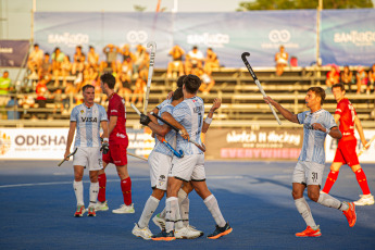 Santiago del Estero, Argentina.- En las fotos tomadas el 14 de febrero del 2024, el seleccionado argentino masculino de hockey sobre césped, Los Leones, enfrentaron a su par de Bélgica, en partido de la segunda ventana de competencia de la Pro League. Los Leones, alcanzó una contundente victoria 4-1 sobre su par de Bélgica, en el comienzo de la segunda ventana de acción de la Pro League de la disciplina, en el estadio Provincial de Santiago del Estero.