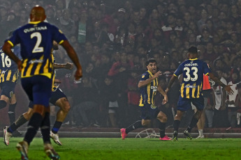 Rosario, Argentina.- En la foto tomada el 25 de febrero de 2024, Rosario Central se hizo fuerte en el Estadio Marcelo Bielsa y logró derrotar 1-0 a Newell's con gol de Ignacio Malcorra para quedarse con el Clásico de Rosario en el marco de la séptima fecha de la Copa de la Liga Profesional 2024.