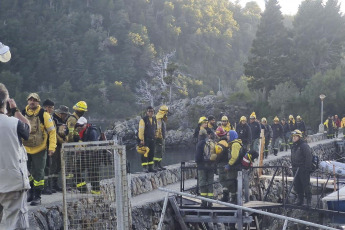 Chubut, Argentina.- En las fotos tomadas el 9 de febrero del 2024, las tareas de los brigadistas que combaten el incendio forestal desatado en el Parque Nacional Nahuel Huapi, permanecen condicionadas por el alerta de tormenta eléctrica para la zona. La Intendencia del Parque Nacional Nahuel Huapi radicó una denuncia ante el Juzgado Federal para iniciar una investigación con el objetivo de “identificar a los responsables y tomar las medidas pertinentes”.