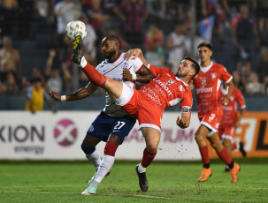 Buenos Aires, Argentina.- En las fotos tomadas el 28 de febrero del 2024, durante el partido entre San Lorenzo e Independiente de Chivilcoy en el estadio Centenario de Quilmes. San Lorenzo venció 1-0 a Independiente de Chivilcoy y avanzó a los 16avos de final de la Copa Argentina. Con un gol de Cristian Tarragona, a los 15 minutos del complemento.