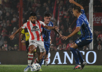 Córdoba, Argentina.- En la foto tomada el 25 de febrero de 2024, con goles de Altamira y Guillén, Godoy Cruz superó 2-0 a la Gloria y sacó más ventaja en la cima de la Zona B.