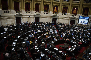 Buenos Aires, Argentina.- En las fotos tomadas el 1 de febrero del 2024, Diputados retomó la sesión para debatir la ley "Bases". La oposición abandonó el debate en la Cámara de Diputados en el que se discutía la polémica Ley Ómnibus del presidente de Argentina, Javier Milei. Los congresistas salieron a las calles a pedir que se permitiera el desarrollo de la protesta en contra de la ley, en la que se reportaron entre manifestantes y las fuerzas policiales.