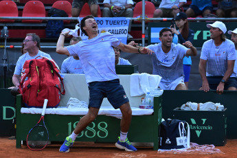 Rosario, Argentina.- En las fotos tomadas el 4 de febrero del 2024, el tenista Sebastián Báez venció a Dmitry Popko en una definición por el quinto punto de la serie ante Kazajistán, que se desarrolló en el Jockey Club de Rosario, y el equipo argentino de Copa Davis logró su clasificación a la Fase de Grupos de las Finales del certamen más importante por equipos.