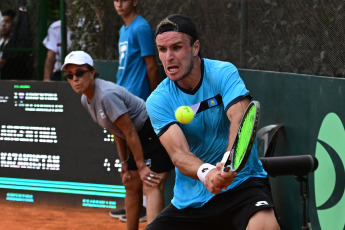 Rosario, Argentina.- En las fotos tomadas el 4 de febrero del 2024, el tenista Sebastián Báez venció a Dmitry Popko (foto) en una definición por el quinto punto de la serie ante Kazajistán, que se desarrolló en el Jockey Club de Rosario, y el equipo argentino de Copa Davis logró su clasificación a la Fase de Grupos de las Finales del certamen más importante por equipos.