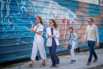 Mar del Plata, Argentina.- En las fotos tomadas el 16 de febrero del 2024, emplazado en una manzana en el corazón de la ciudad, ya puede visitarse en Mar del Plata el nuevo Distrito de Arte y Diseño (DAD), un polo artístico que reúne a 20 muralistas de distintos puntos del país al estilo del colorido distrito Wynwood de Miami y funcionará como un eje clave de atracción para el turismo, a la vez que se volverá un punto neurálgico de la ciudad entre la histórica Playa Grande y los nuevos barrios del sur.