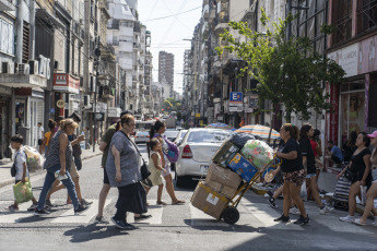 Buenos Aires, Argentina.- En las fotos tomadas el 6 de febrero del 2024, muestra las calles de Buenos Aires en medio de la ola de calor que atraviesa el país. Argentina está enfrentando una ola de calor intensa y persistente en gran parte de su territorio, siendo la zona más calurosa de América. Junto con Australia, Argentina lidera las zonas más calientes de todo el hemisferio sur con marcas térmicas extremas y persistentes.