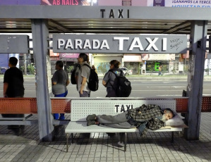 Buenos Aires, Argentina.- En la foto tomada el 21 de febrero de 2024, comenzó el paro de trenes y hay largas filas en las paradas de colectivos.