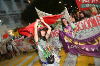 Buenos Aires, Argentina.- En las fotos tomadas el 21 de febrero del 2024, el Centro de Estudiantes de la Facultad de Filosofía y Letras de la Universidad de Buenos Aires (UBA), realizó un "cacerolazo" para reclamar por "presupuesto universitario, boleto educativo y salario digno para docentes y no docentes".