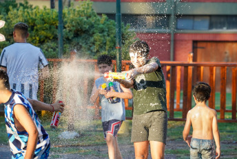 La Plata, Argentina.- En las fotos tomadas el 12 de febrero del 2024, las personas disfrutan de los carnavales alrededor del país. Las tradiciones, la música y el baile atraen a turistas en muchas ciudades de Argentina, como un evento trascendental en el calendario turístico anual, especial para un fin de semana largo que incluye lunes y martes.