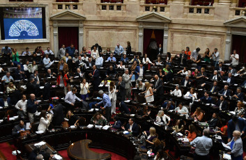 Buenos Aires, Argentina.- En las fotos tomadas el 6 de febrero del 2024, Diputados convalidan el artículo que establece la emergencia económica. Las reformas del presidente de Argentina, Javier Milei, dieron marcha atrás, por falta de apoyo de sus aliados en la Cámara de Diputados, que volverá a tratarlas desde cero en una comisión. La llamada Ley Ómnibus, que había sido votada en general el 2 de febrero de 2024, estaba en plena votación artículo por artículo cuando el diputado oficialista Oscar Zago pidió devolver el proyecto a la comisión, por haber votado cosas diferentes a las que se habían negociado previamente.