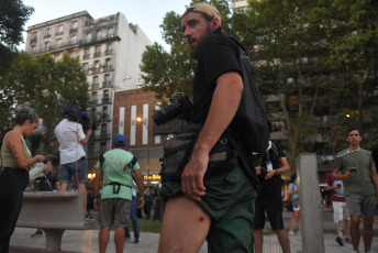 Buenos Aires, Argentina.- En las fotos tomadas el 1 de febrero del 2024, nuevos enfrentamientos entre policías y manifestantes se produjeron a las afueras del Congreso durante el debate en la Cámara de Diputados de la denominada ley Bases, lo que llevó a legisladores del kirchnerismo y la izquierda a presentar una moción para suspender la sesión, lo que fue rechazado por la mayoría del cuerpo legislativo.