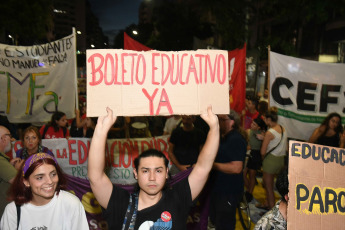 Buenos Aires, Argentina.- En las fotos tomadas el 21 de febrero del 2024, el Centro de Estudiantes de la Facultad de Filosofía y Letras de la Universidad de Buenos Aires (UBA), realizó un "cacerolazo" para reclamar por "presupuesto universitario, boleto educativo y salario digno para docentes y no docentes".