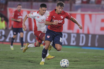 Buenos Aires, Argentina.- En las fotos tomadas el 8 de febrero del 2024, durante el partido entre Huracán e Independiente en el estadio Tomás Adolfo Ducó, por la cuarta jornada de la Copa de la Liga Profesional. Independiente igualó 0-0 con Huracán. Independiente perdió dos puntos y es tercero en la Zona A. Mientras que Huracán volvió a sumar luego de dos derrotas.