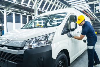 Buenos Aires, Argentina.- En las fotos tomadas el 16 de febrero del 2024, durante la inauguración de la planta de Toyota en Zárate. La automotriz japonesa Toyota inició la producción del utilitario Hiace, en una nueva nave industrial. El vehículo, que se produce en sus versiones Commuter y Furgón L2H2, arranca con una capacidad productiva anual de 4000 unidades, con el objetivo de llegar a las 10.000 a mediano plazo, informó la automotriz.