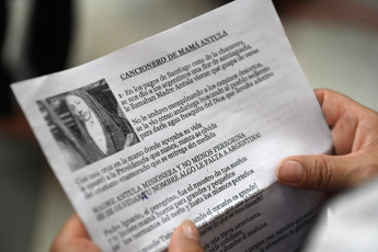 Buenos Aires, Argentina.- En las fotos tomadas el 11 de febrero del 2024, cientos de fieles participaron de una misa en la basílica de Nuestra Señora de la Piedad, ubicada en el barrio porteño de San Nicolás, en la que realizaron veneración de reliquias y una procesión con la imagen de María Antonia de San José de Paz y Figueroa, conocida como Mama Antula, quien fue convertida este domingo en la primera santa argentina.