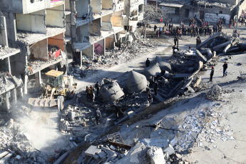 Franja de Gaza, Palestina.- En la fotografía tomada el 24 de febrero de 2024 se muestra un edificio destruído en un ataque aéreo israelí en la ciudad de Rafah, en el sur de la Franja de Gaza. Al menos ocho palestinos, entre ellos un niño, murieron en un ataque aéreo israelí dirigido a una casa en la ciudad de Rafah, confirmaron el sábado fuentes médicas palestinas.