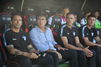 Buenos Aires, Argentina.- En las fotos tomadas el 15 de febrero del 2024, durante el partido entre Deportivo Riestra y Vélez Sarsfield, en la continuidad de la quinta fecha de la zona A de la Copa de la Liga Profesional en el Estadio Guillermo Laza. Vélez triunfó ante Riestra 2-1. El Fortín consiguió su segundo triunfo consecutivo en el torneo, mientras que el Malevo sigue sin ganar y se encuentra en el último puesto de su zona con un punto.