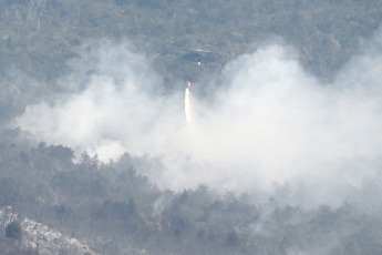 Patagonia, Argentina.- En las fotos tomadas el 7 de febrero del 2024, cuerpos de bomberos intentan sofocar las llamas del incendio forestal que afecta el Parque Nacional Los Alerces -declarado Patrimonio Mundial de la Unesco por su biodiversidad-, donde desde el 25 de enero arden miles de hectáreas de floresta nativa, en un incendio aún no controlado que el gobierno provincial presume comenzó de forma intencional.