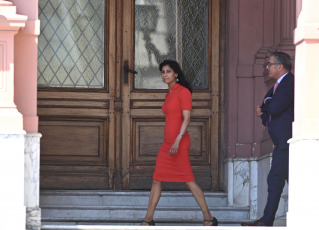 Buenos Aires, Argentina.- En las fotos tomadas el 22 de febrero del 2024, el presidente argentino, Javier Milei, recibió en la Casa Rosada a la subdirectora gerente del Fondo Monetario Internacional (FMI), Gita Gopinath (foto), quien se encuentra en Buenos Aires para reunirse con funcionarios del Gobierno y representantes de distintos sectores a fin de conocer la marcha de la economía.