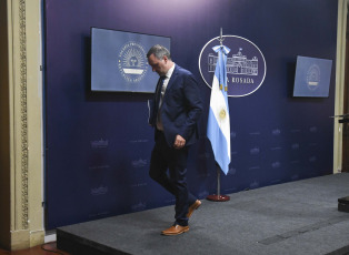 Buenos Aires, Argentina.- En las fotos tomadas el 19 de febrero del 2024, el vocero presidencial, Manuel Adorni, confirmó que el Gobierno reglamentará el decreto que establece la libertad de elección de obras sociales desde el comienzo de una relación laboral. Acerca del reclamo de organizaciones sociales por la falta de alimentos en comedores, el portavoz aseguró que "se sigue asistiendo a todos los que se asistía antes" pero "sin intermediarios".