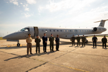 Buenos Aires, Argentina.- En las fotos tomadas el 5 de febrero del 2024, el ministro de Defensa, Luis Petri, encabezó la presentación de una aeronave para la Fuerza Aérea en la base aérea “El Palomar”. La presentación del nuevo avión, Embraer ERJ 140 LR (Long Range), un bimotor de alcance regional será destinado a fortalecer las capacidades operativas de la I Brigada Aérea de la Fuerza Aérea Argentina.