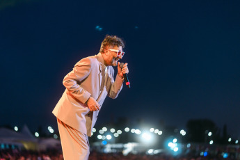 Neuquén, Argentina.- En las fotos tomadas el 13 de febrero del 2024, más de 250 mil espectadores asistieron a la Fiesta Nacional de la Confluencia, que reunió en su undécima edición a buena parte de los artistas de la nueva escena y con la presentación de Fito Páez en la cuarta jornada del festival.