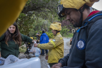 Patagonia, Argentina.- En las fotos tomadas el 16 de febrero del 2024, continúa el operativo contra el incendio en el lago Nahuel Huapi. Sobre la superficie afectada, el equipo técnico del Parque Nacional Nahuel Huapi, precisó que el incendio avanzó sobre el perímetro, afectando ya a 629 hectáreas.