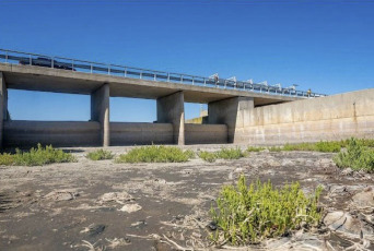 Buenos Aires, Argentina.- En las fotos tomadas el 7 de febrero del 2024, la sequía convirtió a la laguna de Gómez en un desierto. Las altas temperaturas de hasta los 40°C imperantes en gran parte del campo argentino y dispararon la alarma, tanto para la soja y el maíz, así como también para el ganado y la lechería. En el oeste de la provincia de Buenos Aires y parte de la zona núcleo ya se habla de pérdidas de lotes y problemas para cultivar el alimento de los animales.