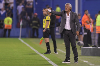 Buenos Aires, Argentina.- En las fotos tomadas el 26 de febrero del 2024, durante el partido entre Vélez Sarsfield y Tigre en un partido correspondiente a la fecha 7 de la Copa de la Liga en el estadio José Amalfitani. Vélez Sarsfield igualó 2-2 a Tigre. Vélez es octavo en la Zona A del torneo, mientras que Tigre es último en el Grupo B y aún no ganó en el certamen.