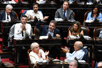 Buenos Aires, Argentina.- En las fotos tomadas el 2 de febrero del 2024, la Cámara de Diputados continuaba por tercer día consecutivo con el tratamiento del proyecto de ley "Bases". Con 144 votos a favor y 109 en contra, la polémica Ley Ómnibus, un amplio paquete de reformas que perdió más de la mitad de sus artículos, recibió una aprobación “en general” en la Cámara de Diputados, que volverá a sesionar el martes.