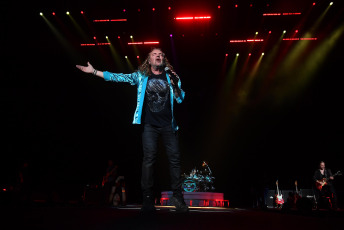 Buenos Aires, Argentina.- En la foto tomada el 20 de febrero de 2024, una sustanciosa presencia de enormes éxitos que lograron trascender la barrera de los fans propios; una acabada muestra de perfección, potencia y efectividad sonora en las interpretaciones; y una buena dosis de gestos y expresiones condescendientes hacia el público fueron los ingredientes que anoche dieron forma a un soñado regreso de Maná a la Argentina, a ocho años de su última visita, en el primero de los cinco shows previstos en el porteño Movistar Arena.