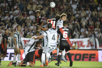 Santa Fe, Argentina.- En las fotos tomadas el 7 de febrero del 2024, River Plate enfrenta a Excursionistas, que milita en la Primera B, por los 32avos. de final de la Copa Argentina en el estadio Brigadier General Estanislao López de Santa Fe. Con goles de Borja, Mastantuono y Ruberto, River Plate venció 3-0 a Excursionistas y avanzó en la Copa Argentina.