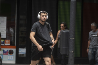 Buenos Aires, Argentina.- En las fotos tomadas el 7 de febrero del 2023, muestra las calles en medio de la ola de calor que atraviesa el país. A una semana de que se desataran los calores extremos en el norte y centro del país, el Servicio Meteorológico Nacional (SMN) activó varias alertas amarillas por tormentas que afectarán a algunos sectores de las provincias de Buenos Aires, La Pampa, Río Negro, Mendoza, La Rioja, Catamarca, Salta y Jujuy. Asimismo, señalaron que, a excepción de Jujuy, Salta y Tucumán, en el resto norte y centro del país continuarán las altas temperaturas.