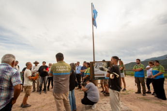 La Rioja, Argentina.- En las fotos tomadas el 21 de febrero del 2024, el Municipio de La Rioja liberó un águila coronada en conjunto con la Secretaría de Ambiente de la Provincia en el Mirador del Águila en el área Protegida del Cantadero. El ave, había sido incautada en una vivienda y carecía de la documentación legal según el convenio CITES -Convención sobre el Comercio Internacional de Especies Amenazadas de Fauna y Flora Silvestre-, por lo que se procedió a su intervención y posterior traslado al Centro de recuperación de Fauna Silvestre de La Rioja 'La Fombera' para su cuidado.