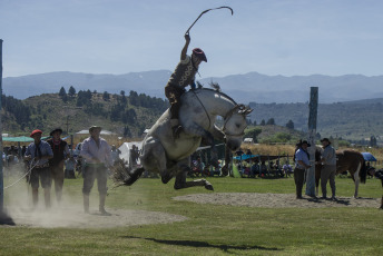 Chubut, Argentina.- En las fotos tomadas el 4 de febrero del 2024, turistas nacionales y extranjeros disfrutaron de la segunda jornada de la tradicional Fiesta Nacional del Asado en la localidad chubutense de Cholila, donde el sol, una de las mejores carnes argentinas, la música y la alegría de la gente se reunieron en torno a la celebración.