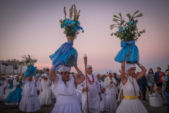 Mar del Plata, Argentina.- In the photos taken on February 4, 2024, a crowd participates in the cultural and religious religious festival on the Mar del Plata coast to honor Mother Iemanjá and celebrate the 40 years of its celebration in this city, in addition to the 25 consecutive ones at Playa Popular II. Like every first Sunday in February and with an attendance estimated at more than 15 thousand people, Mar del Plata was the scene of the celebration that honors the Africanist orixá and honors culture and Diversity.