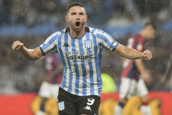 Avellaneda, Argentina.- En la fotografía tomada el 9 de febrero de 2024 en el Estadio de Racing Club se muestran escenas del partido disputado entre el equipo local y San Lorenzo de Almagro. Adrián Martínez convirtió tres goles para Racing, mientras que Mura consiguió el único tanto para San Lorenzo.