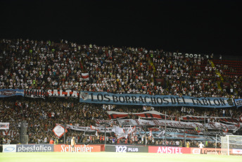 Santa Fe, Argentina.- En las fotos tomadas el 7 de febrero del 2024, River Plate enfrenta a Excursionistas, que milita en la Primera B, por los 32avos. de final de la Copa Argentina en el estadio Brigadier General Estanislao López de Santa Fe. Con goles de Borja, Mastantuono y Ruberto, River Plate venció 3-0 a Excursionistas y avanzó en la Copa Argentina.